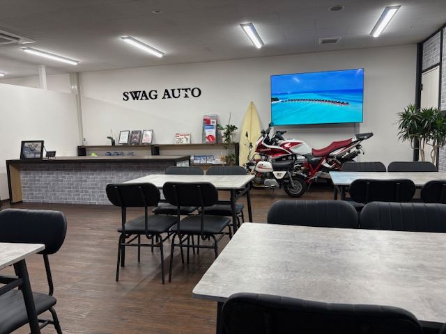 店内のテーブル席。座ってゆっくりご相談いただけます